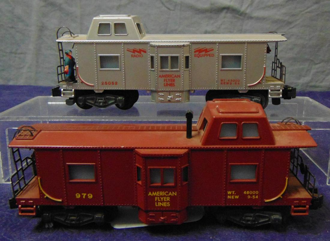 American Flyer 979 & 25042 Animated Cabooses: S Gauge. Includes a nice 979 Bay Window caboose with brakeman; 25042 Operating Bay Window, that would benefit from a cleaning. They show light playwear. From the Frank Pisani Collection.