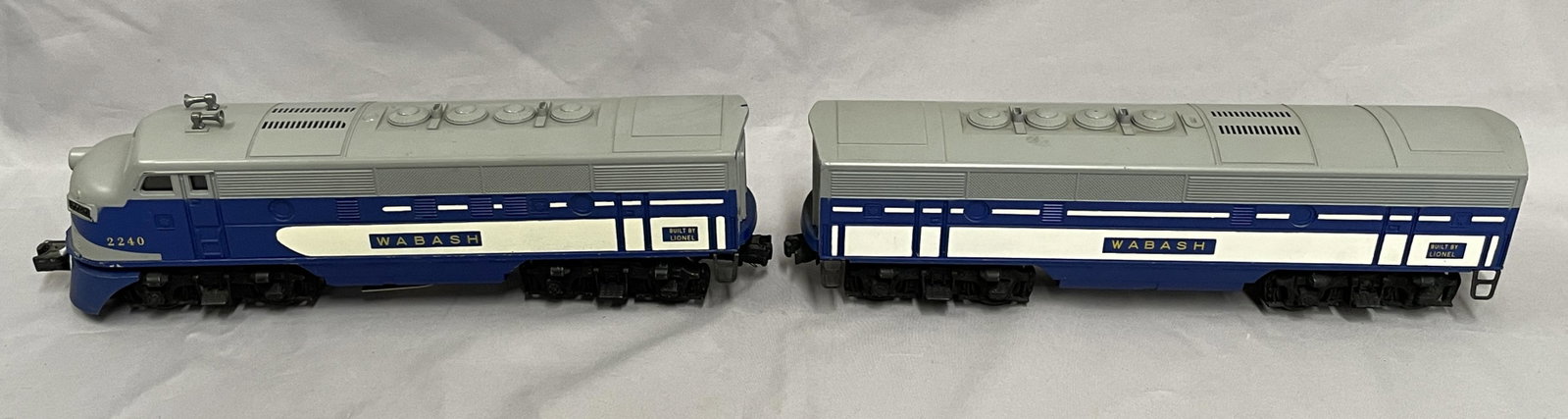 Nice Lionel 2240 Wabash F3 AB Diesels: Clean single motor F3 with nice decal, r/s lettering and clean battery box, has 2 small paint chips on rear of roof. Matching 2240C B-Unit with h/s lettering. They otherwise show light playwear.