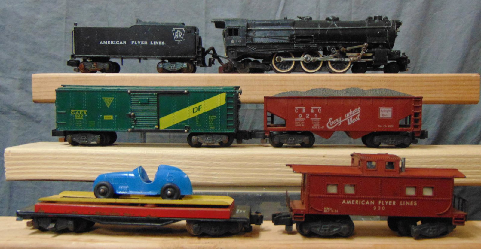American Flyer 313 Steam Freight Set: S Gauge. Includes a 313 PRR K5 Pacific steam loco, some oxidation on rods; 715 Auto Unloading car with correct TootsieToy racer; 922 GAEX Boxcar; 921 CB&Q hopper; 930 Caboose(Just need a 928 & 920 to 