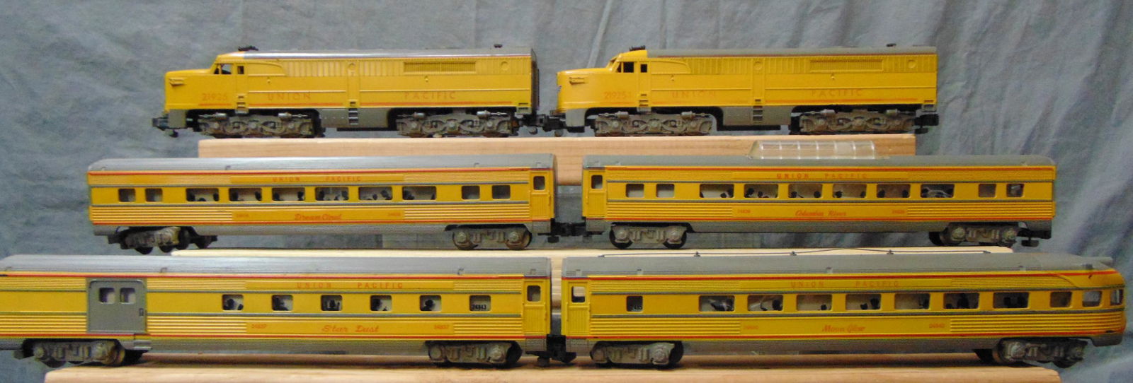 American Flyer Pony Express Set: S Gauge. Clean example including 21925 & 1 UP PA Alco AA Diesels, lettering is 95% with blotchy spot under horn on power unit; 24837 combine; 24838 Coach; 24839 Vista-Dome; 24840. Cars all have strong