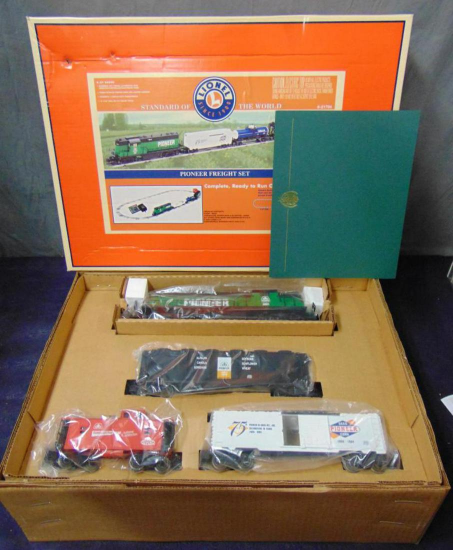 Lionel Set 21794 The Pioneer Freight Set: Includes a Pioneer GP7 Diesel with light & hOrn; Boxcar; tank car; Quadhopper and Caboose, track & transformer with boxes and set box. Shows light runtime with shop worn set box.
