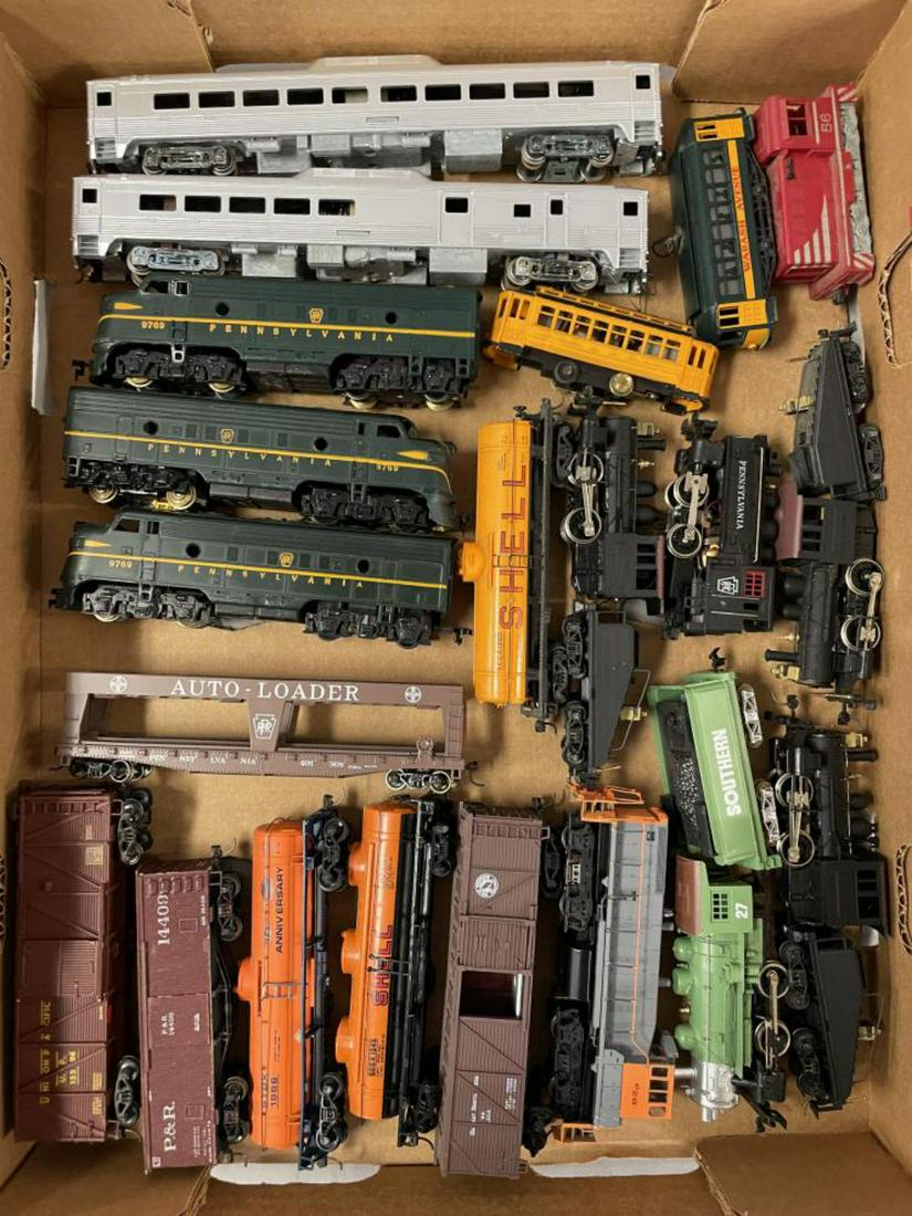 Large Group HO Locos & Cars: Includes 2 Athearn Budd Diesels; 3 Mantua PRR F3s; AHM switchers, trolleys and several freight cars, most with Kadee couplers. Examine.