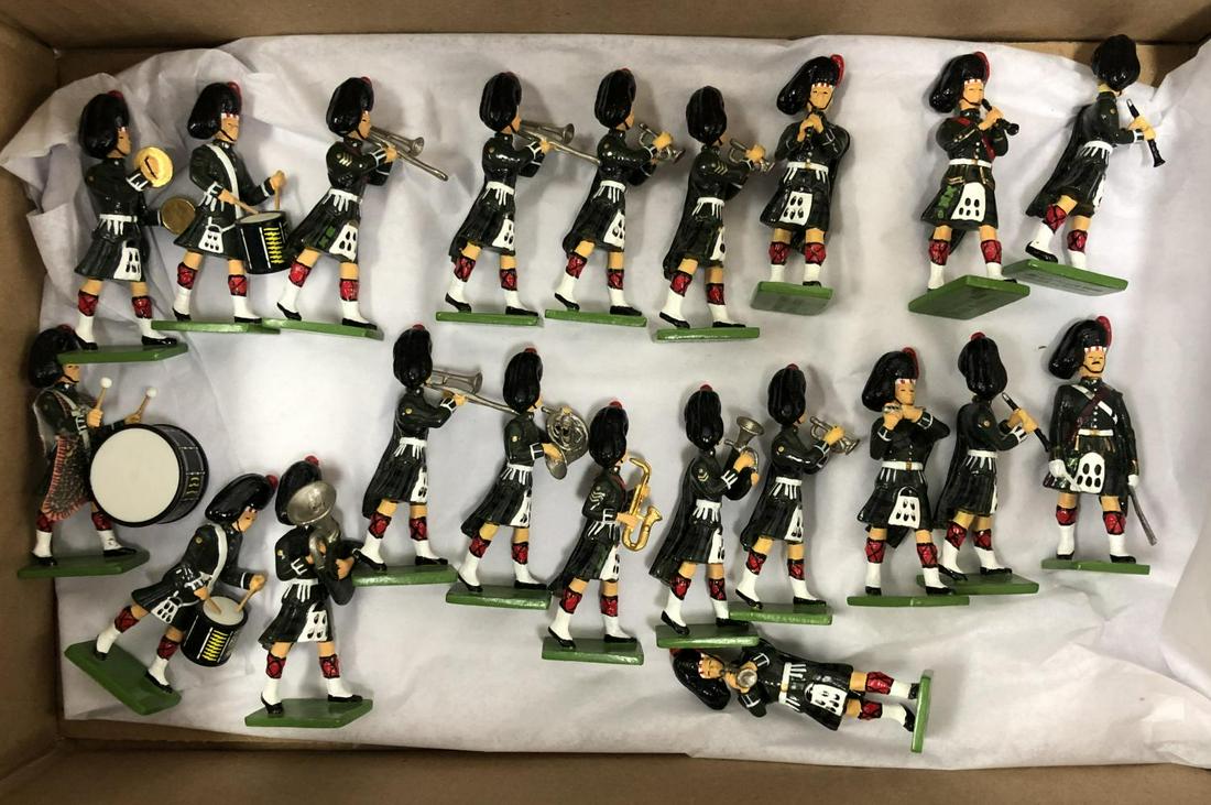 20pc Modern Britains Scotts Band: Nice set, base drum is loose, all show very light wear.