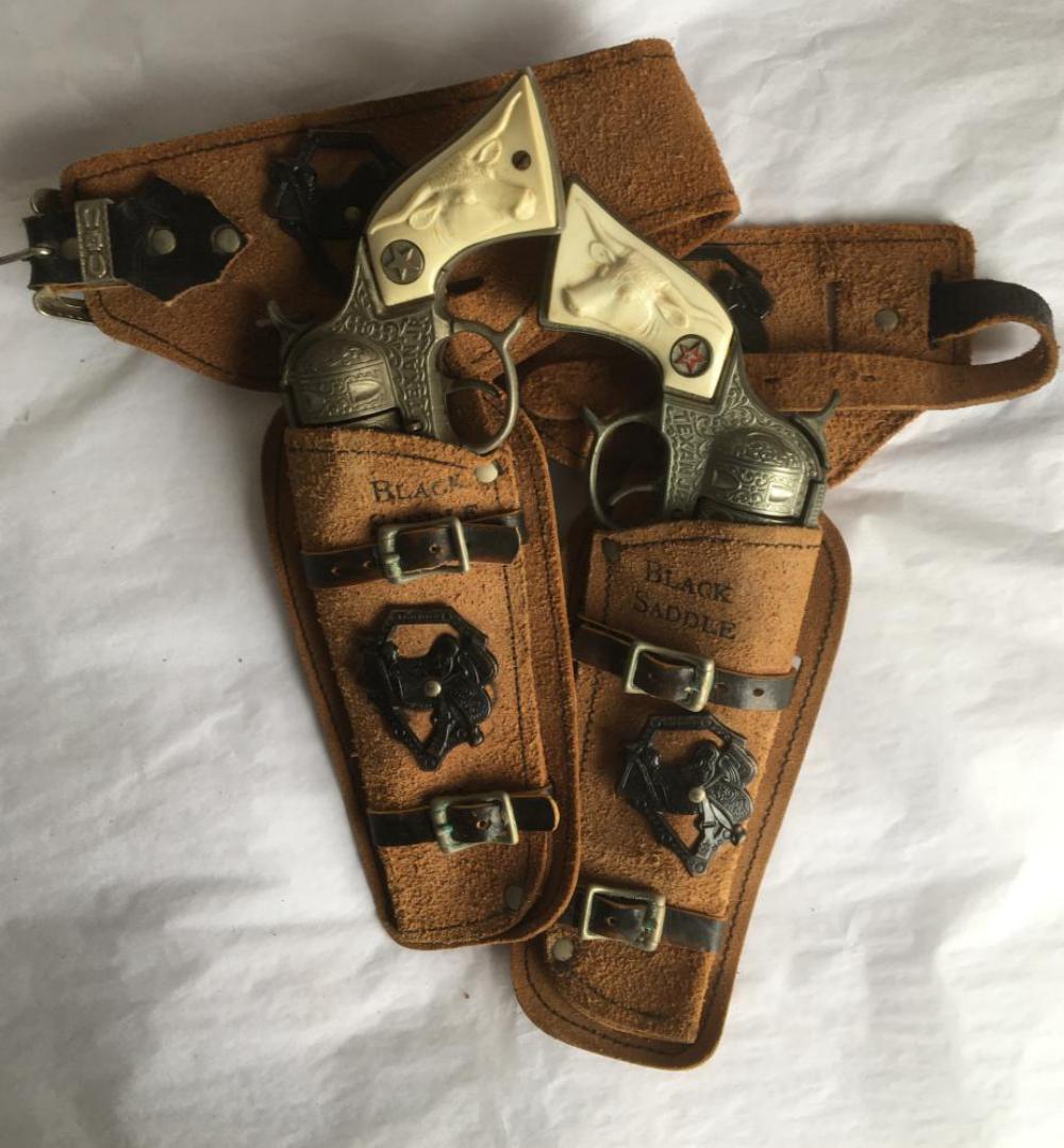 Black Saddle Two Gun Holster Rig.: Leather Holster with a Pair of Texan Cap Guns. White Steer Head Grips.