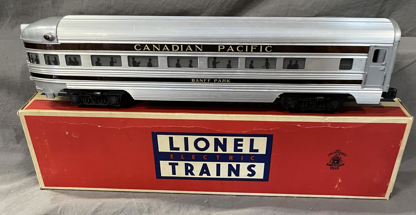 Boxed Lionel 2551 Banff Park Observation (1 of 5)