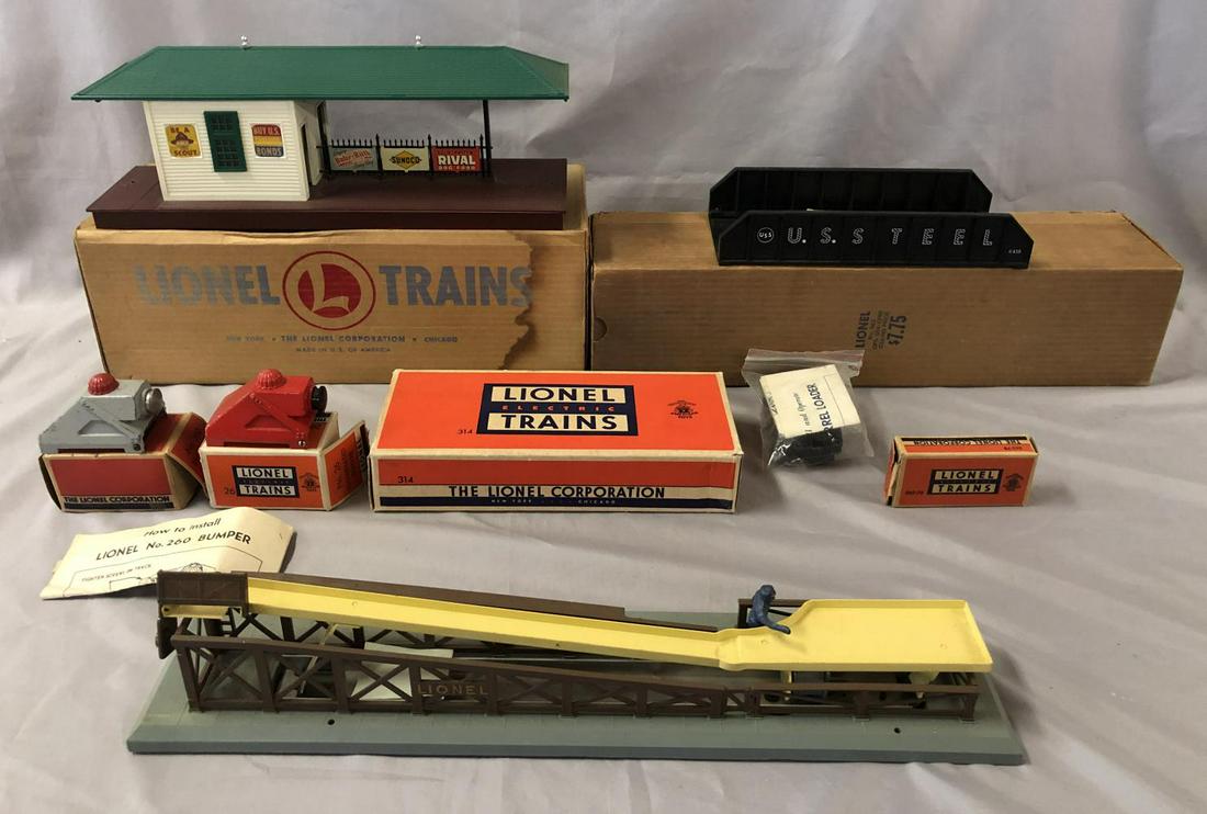 5 Boxed Lionel Accessories (1 of 5)