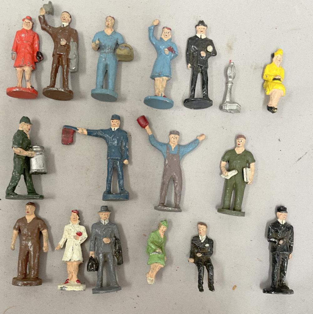 17 American Flyer Figures: S Gauge. Made for AF by Authenticast. Most Af Example are unique, made with round bases, where Authenticast used square for their production. Not until the last window box set, did AF incorporate squa