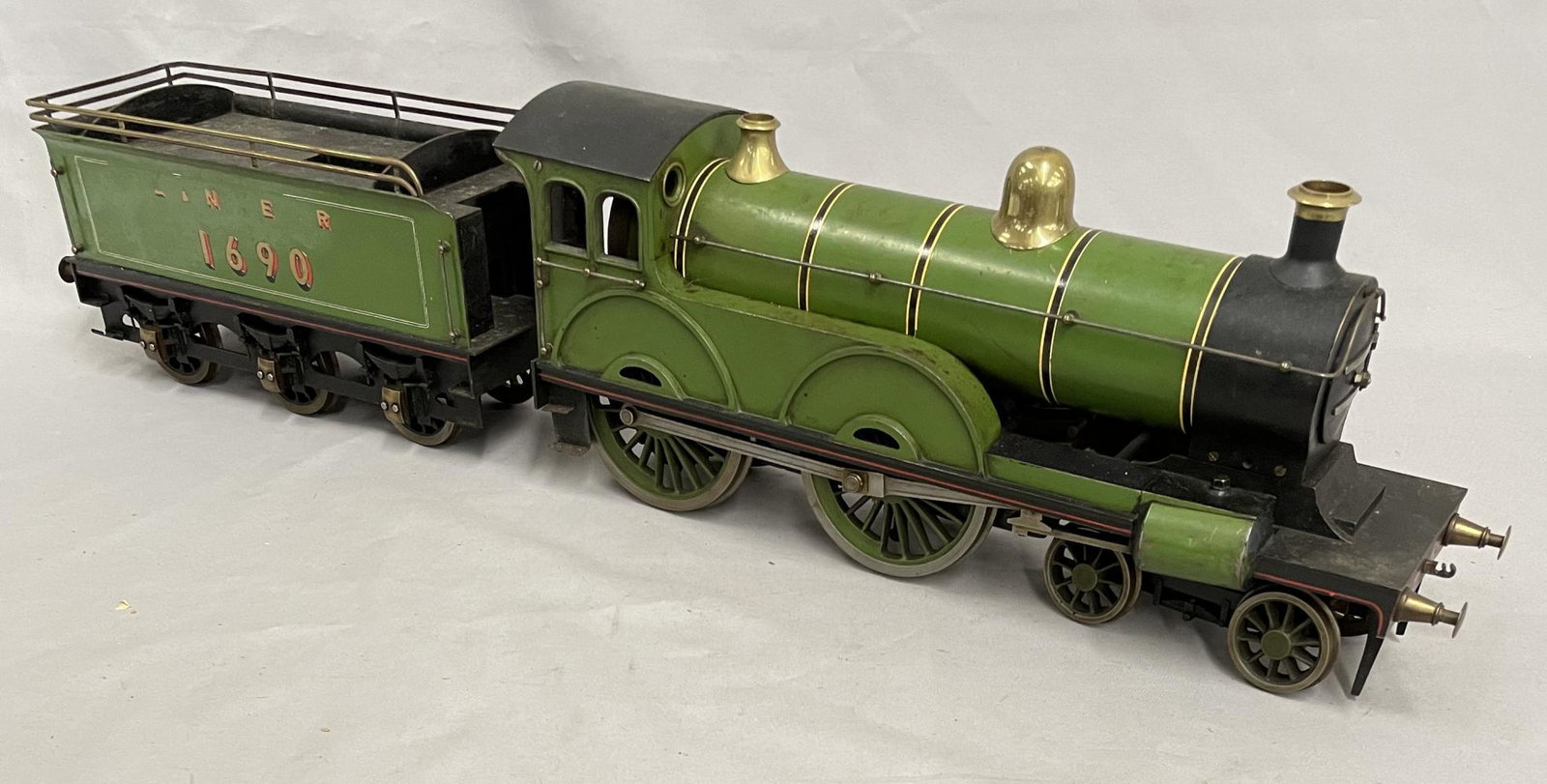Restored Carette 3 GA Live Steam English Loco: 2 3/8" between Flanges. Over-all is a clean example with nice paint. No sign of Burn damage. It appears complete with in cab gauge and levers. Appeas to be a mid 1920s restoration. Burner is missing a