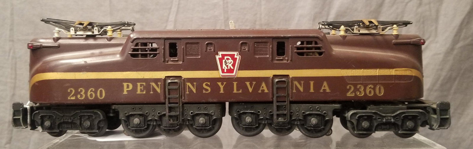 Lionel 2360 PRR GG1 Electric: Nice dual motor GG1, single stripe with even vents, circa 1960. One side decal is 94%, rest 100% and it shows light playwear. From the Estate Collection of Neil Padron.