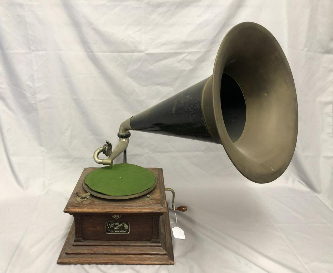 Oak Victor Talking Machine Type III Phonograph (1 of 7)