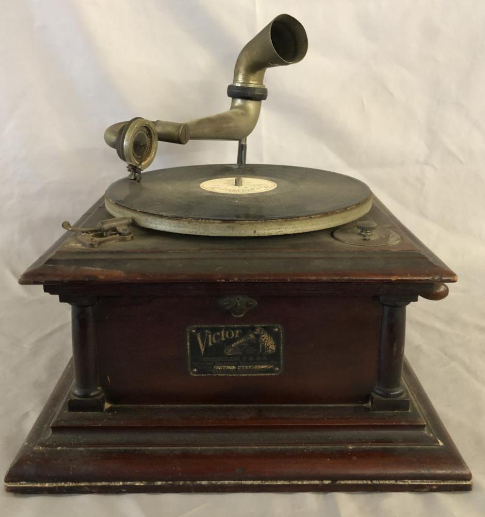 Mahogany Victor Talking Machine Type IV Phonograph (1 of 4)