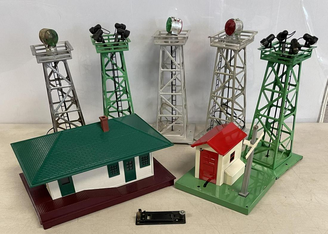 7 Lionel Postwar Accessories (1 of 3)