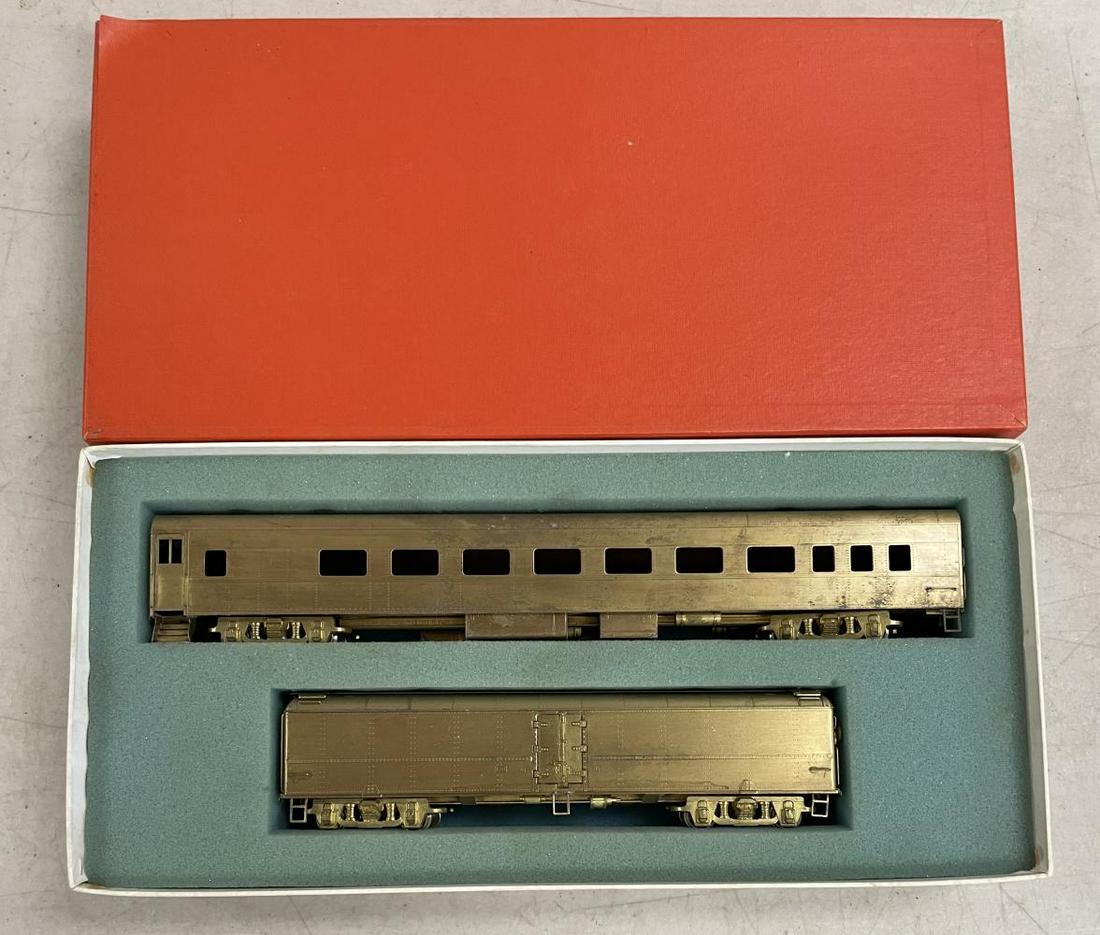 NPP HO Brass Dispatchers Special: Gold tone finish R50 Express Reefer; P50 Modified Coach. They show light to moderate handling with box and insert.