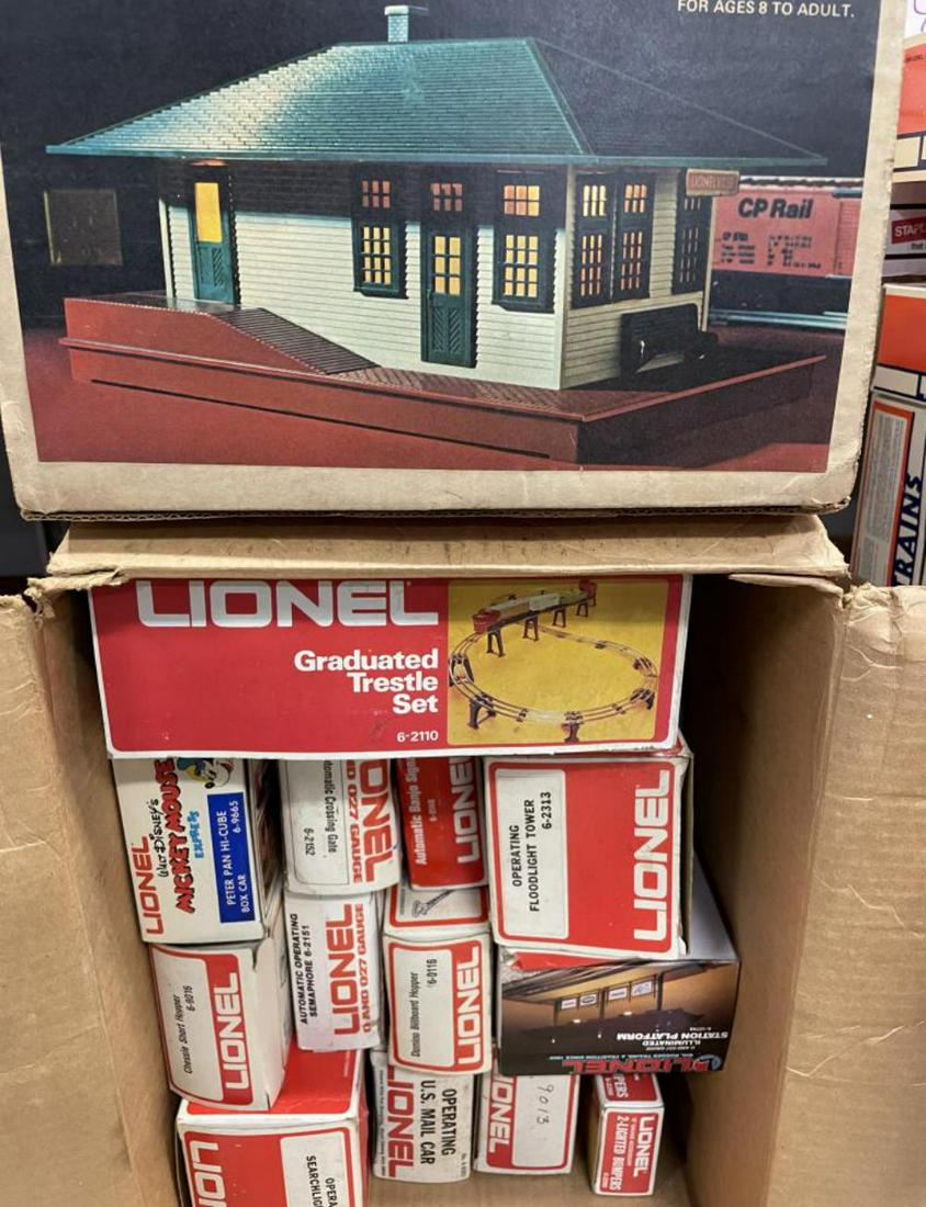 14pc Lionel MPC Trains and Accessory Lot (1 of 2)