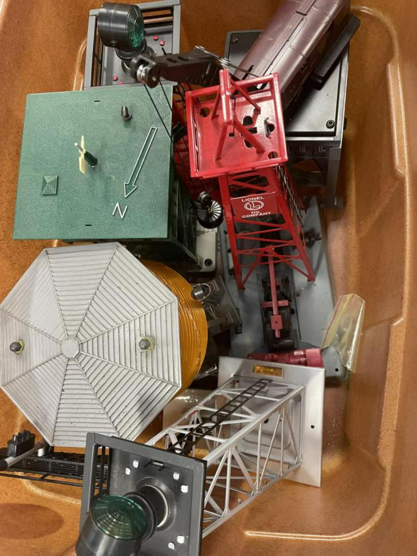 6 Lionel Modern Accessories (1 of 4)