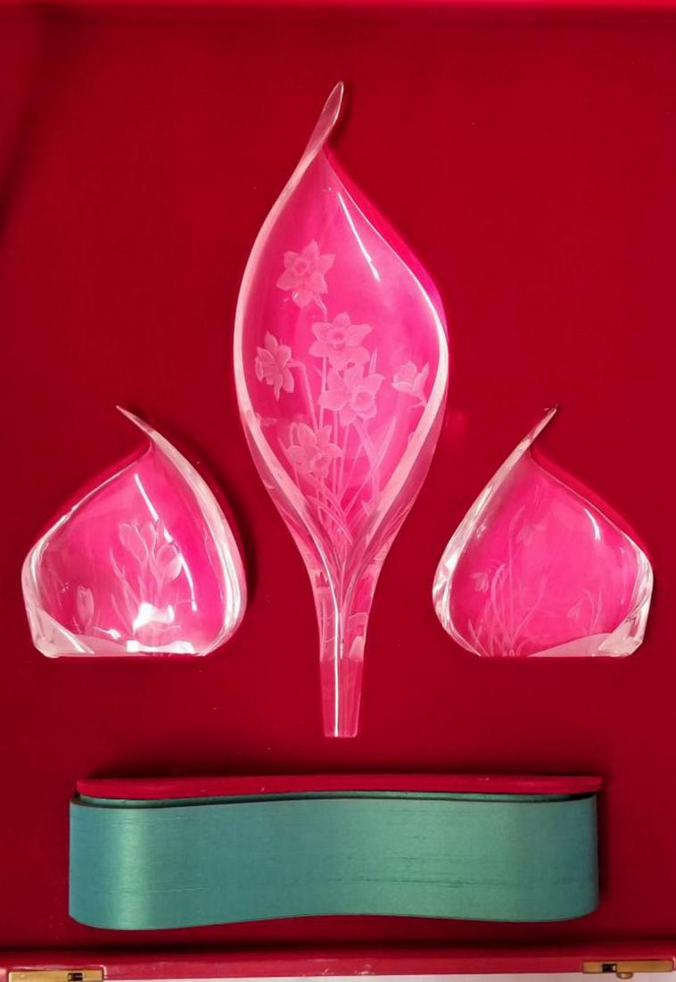 3 Piece Steuben Crystal Floral Display Set w/ Box: Includes 3 Signed Floral Crystal display pieces in original red display case with light up stand. Stand has been tested and lights are functional. Crystal appears to be without any noticeable flaws. L