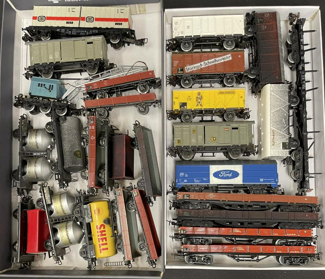 27 Vintage Marklin HO Freight Cars (1 of 3)
