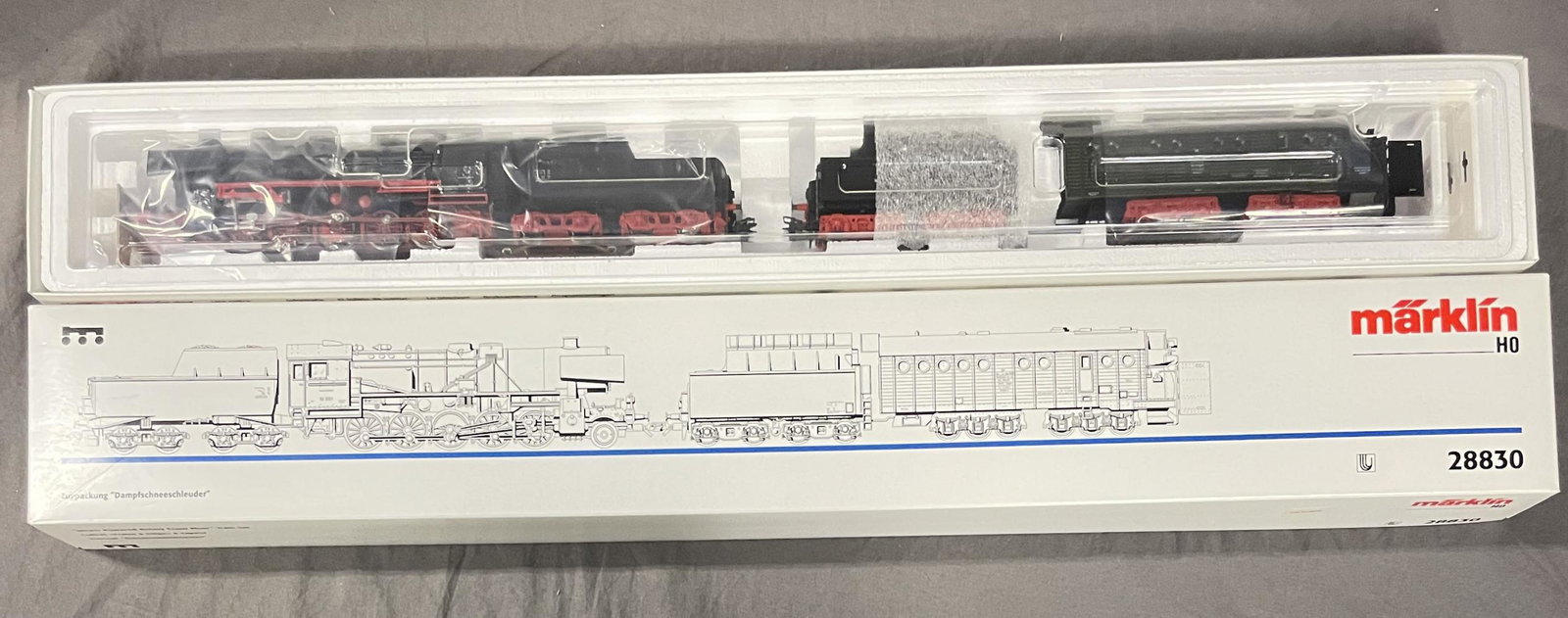 Marklin HO 28830 Steam Loco & Rotary Steam Snow Pl (1 of 3)