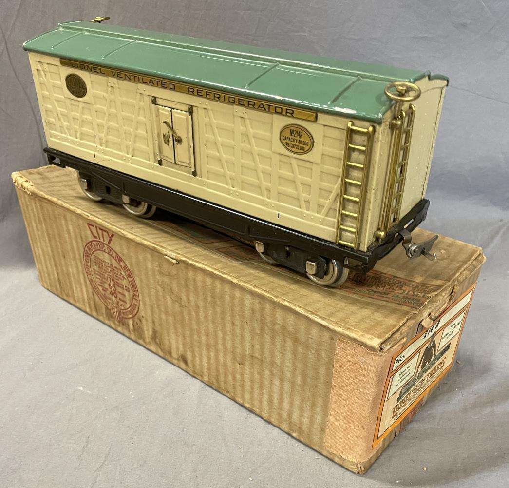 Clean Boxed Lionel 214R Reefer (1 of 3)