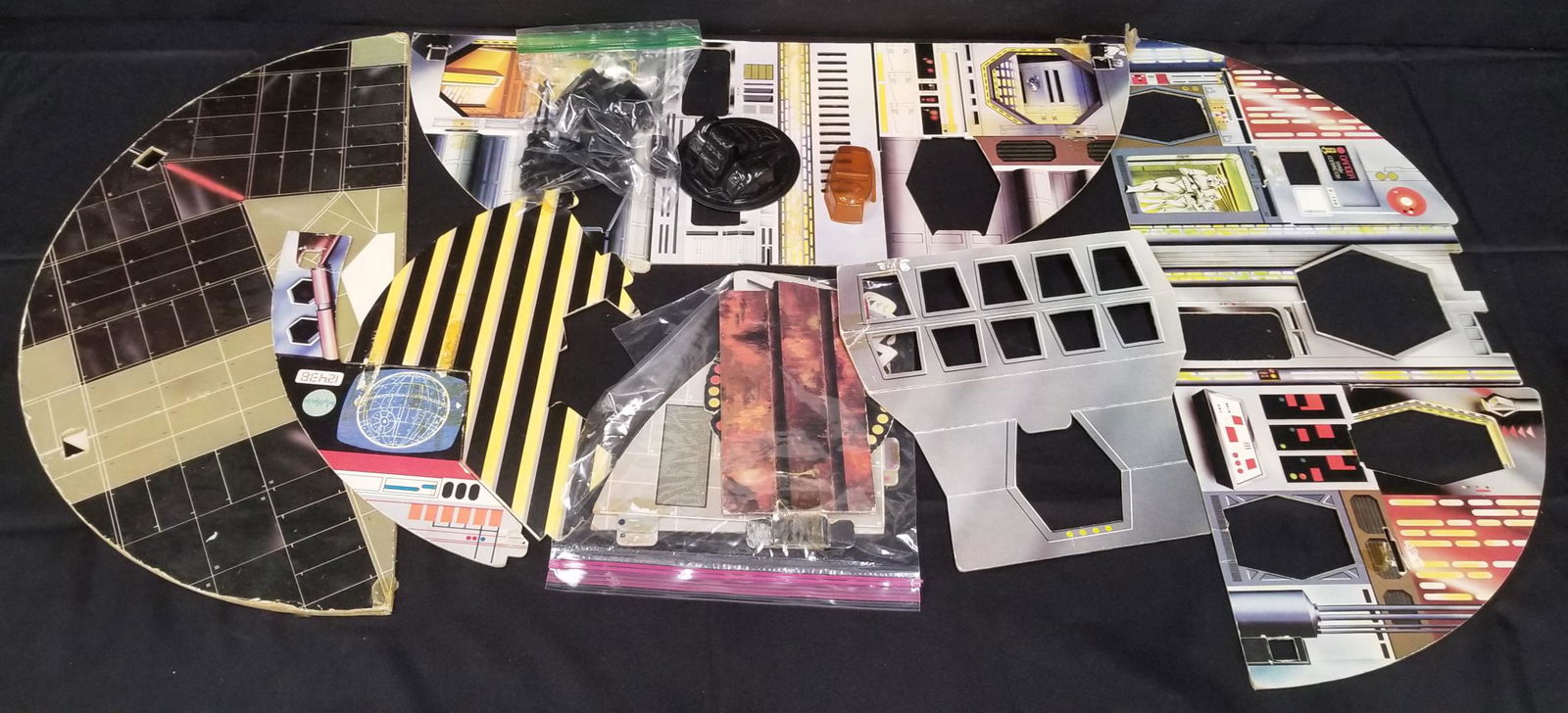 Vintage Palitoy Cardbard Death Star Playset (1 of 19)