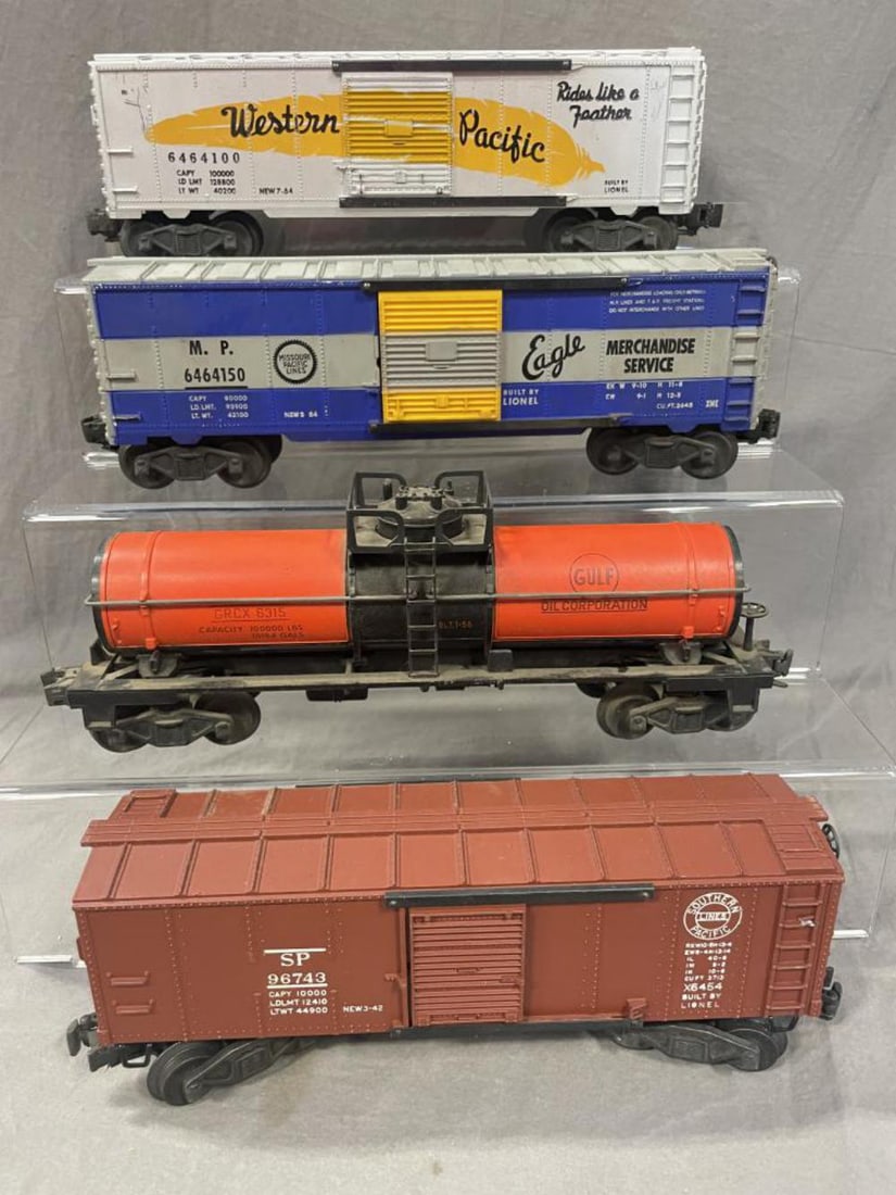 4 Lionel Postwar Freight Cars (1 of 5)