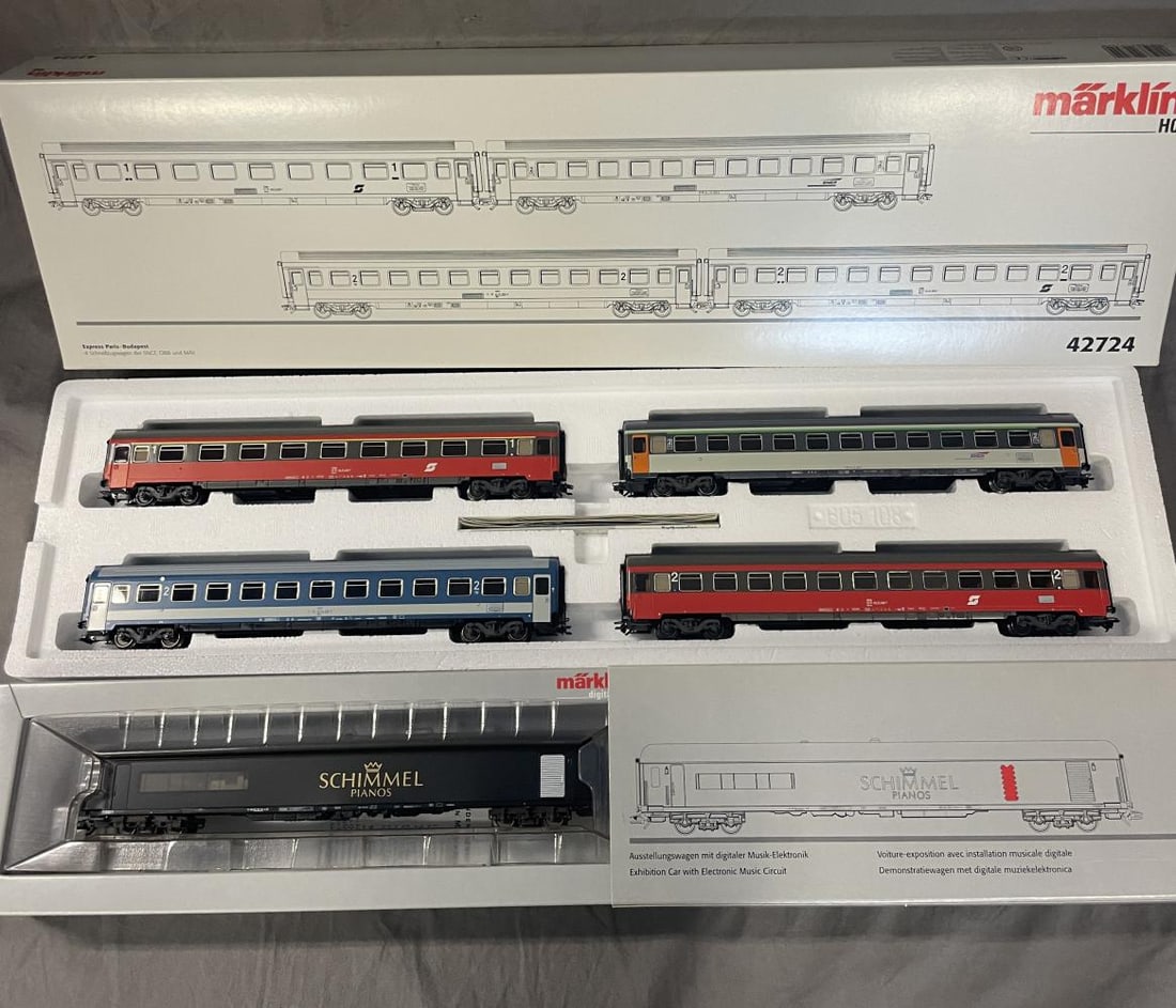 2pc Marklin HO Express Passenger Cars (1 of 3)