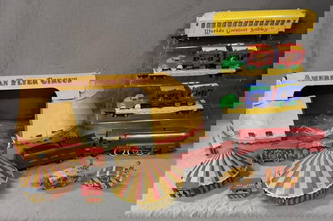 Scarce Boxed American Flyer Circus Set 5002-T: S Gauge. Includes a 353 AF Circus streamline loco & tender. Nice lettering and few signs of play wear, but tender has a few small oxidation spots, some may clean; 2- (643) Metal circus flats with inta