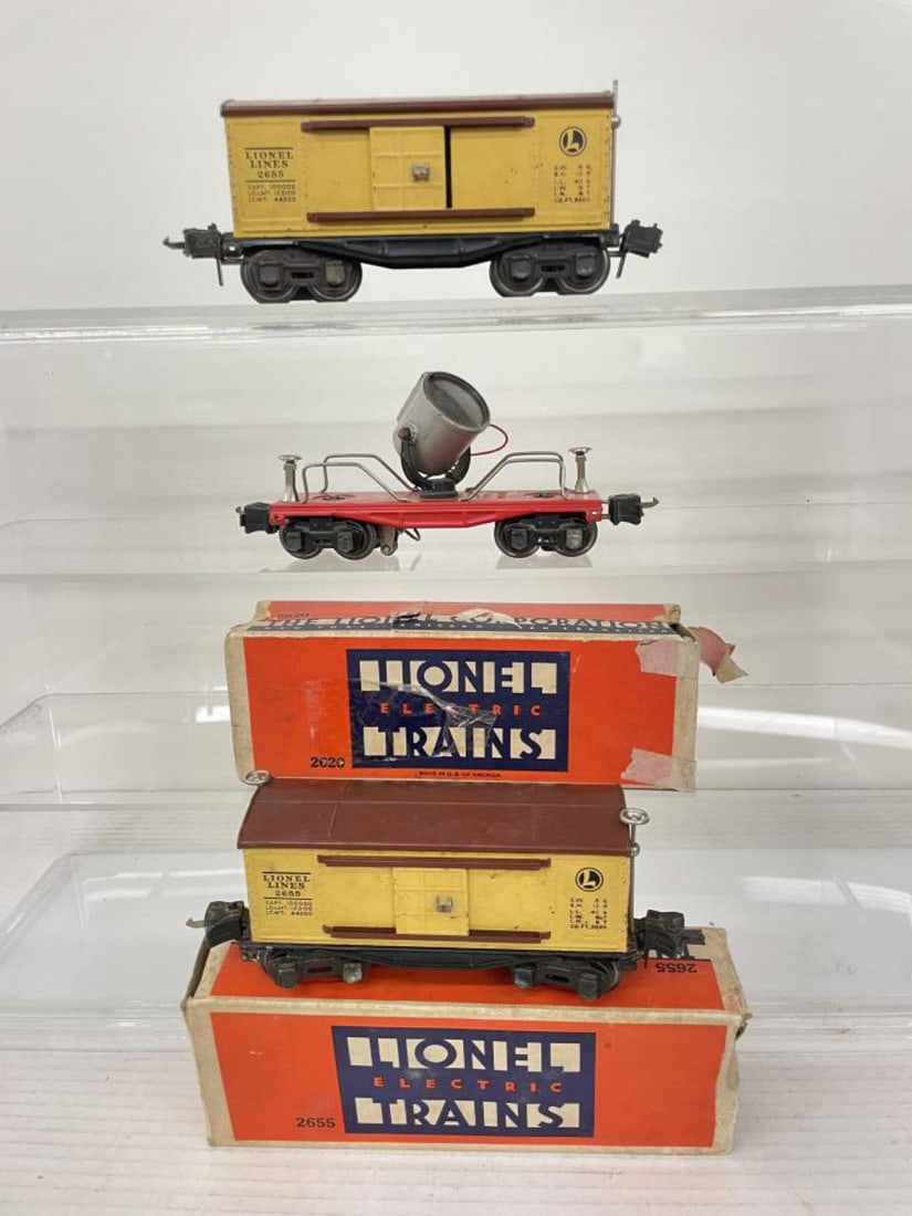 3 Lionel Freight Cars: Includes 2 - 2655 Boxcars, both 1940 variations, one missing a brake-wheel top; 2620 Searchlight, needs wiring. They would benefit from a cleaning and shows light play wear with 2 worn boxes.