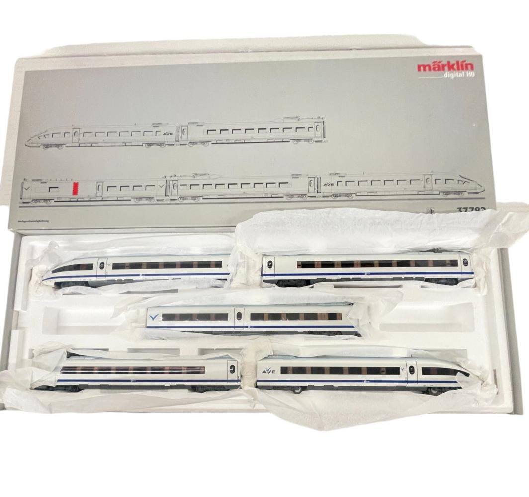 Marklin HO 37782 AVE Hi Speed Train (1 of 3)