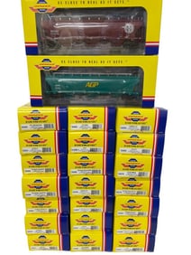 23 Genesis HO Covered Hopper Cars