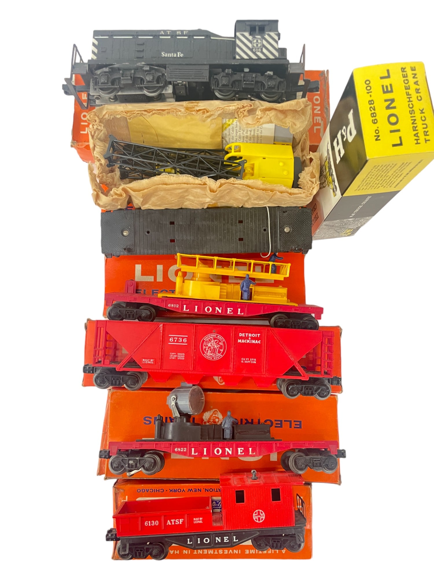 6pc Boxed Lionel 616 Diesel Freight: Includes a 616 ATSF NW3 Diesel, usual screw crack; 6828 Flat with P&H Crane,1 broken lower boom support, otherwise complete; 6812 Track maintenance car, 2 cracked handrails; 6736 D&M Quadhopper; 682 S