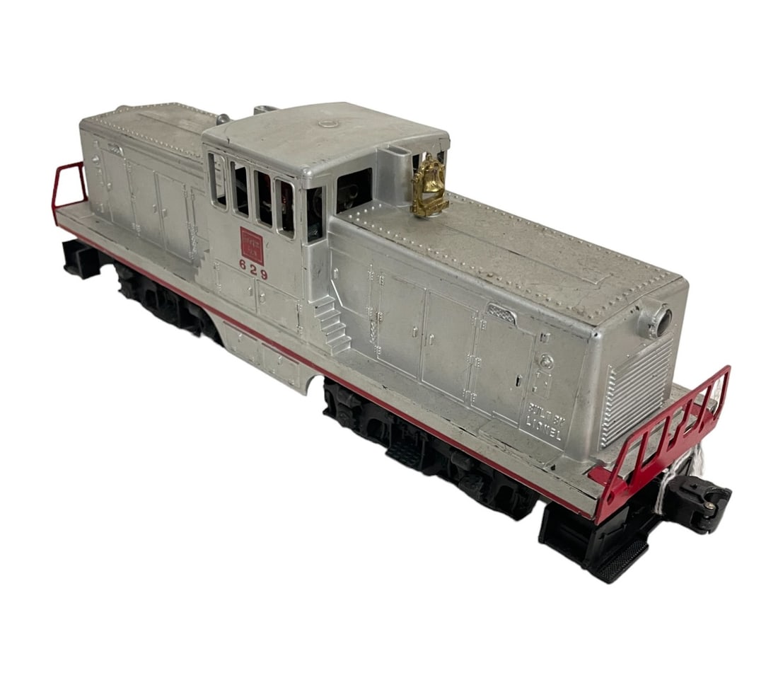 Lionel 629 Burlington 44-Ton Diesel: Better than many, but would benefit from a cleaning.Hard to judge the scratches with the mung, but looks like it with clean up a full grade. Examine photos.