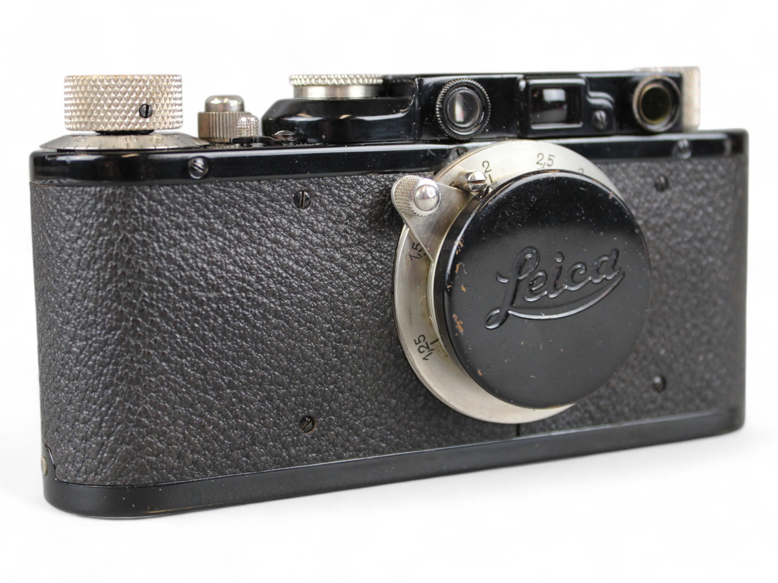 Leica II Mod. D & Elmar 3.5/50: Leica II Mod. D black and nickel, serial number 88121 with Elmar 50mm 1:3.5 lens, serial number 124579. From single owner, lifetime Leica and photographica collection.