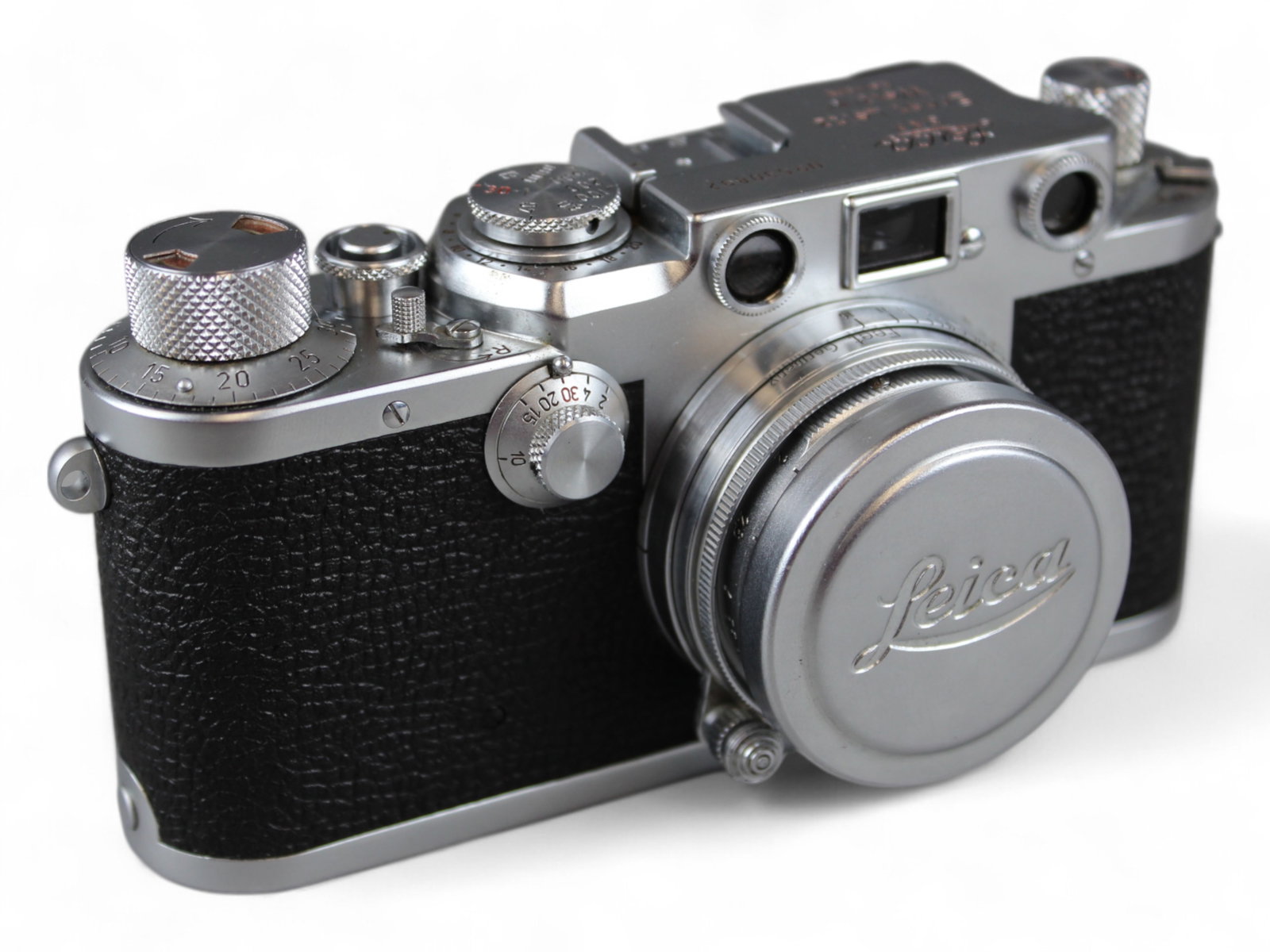 Leica IIIf Red Dial & Summitar 2/50: Leica IIIf red dial camera, serial number 530892, ca. 1950/195, with Summitar 1:2 50mm lens serial number 626047 From single owner, lifetime Leica and photographica collection.