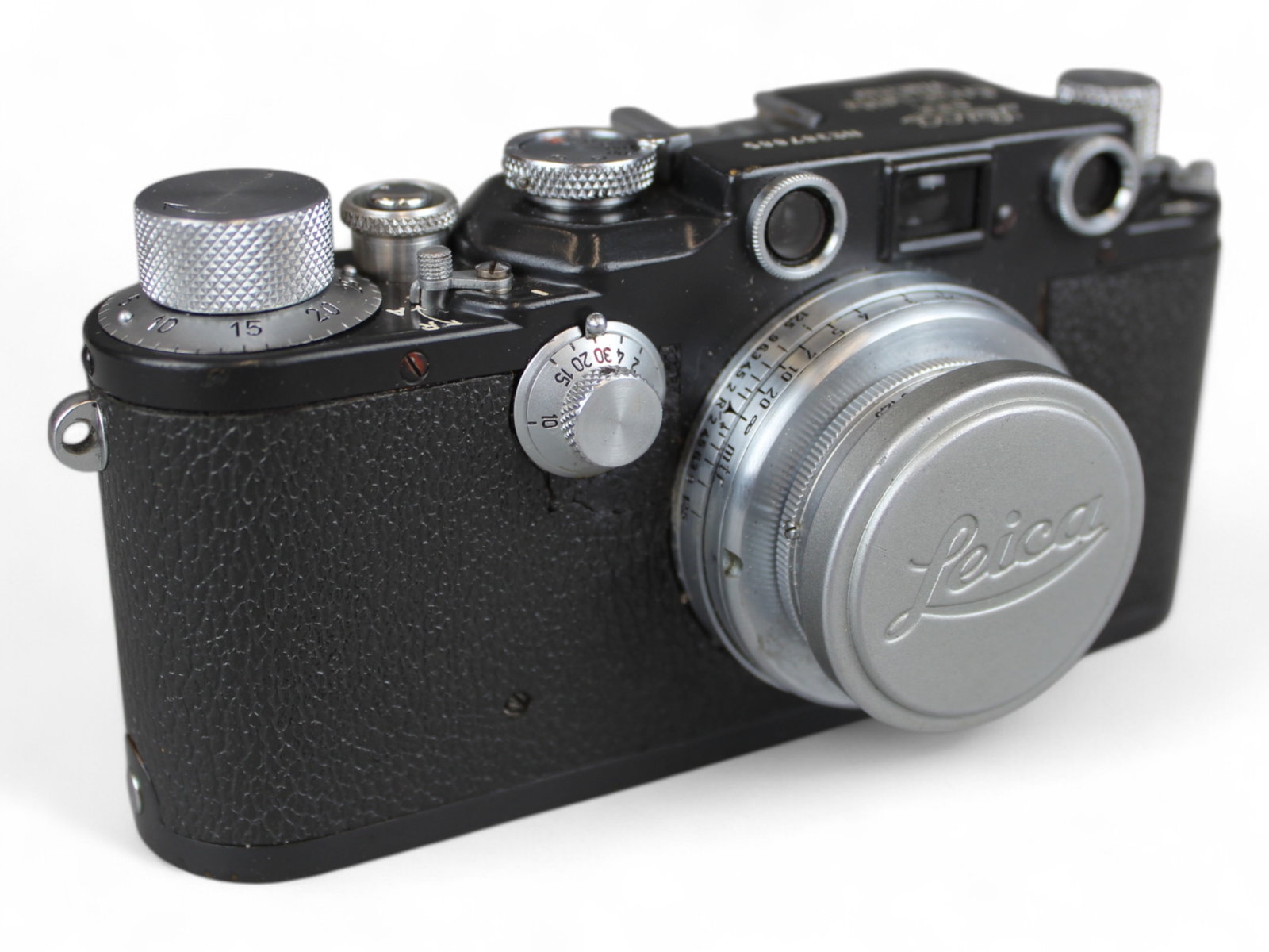 Leica IIIc Grey & Summar 2/50 lens: Leica IIIc Grey camera, serial number 387885, ca. 1941/1942, with Summar 1:2 50mm lens, serial number 346303. From single owner, lifetime Leica and photographica collection.