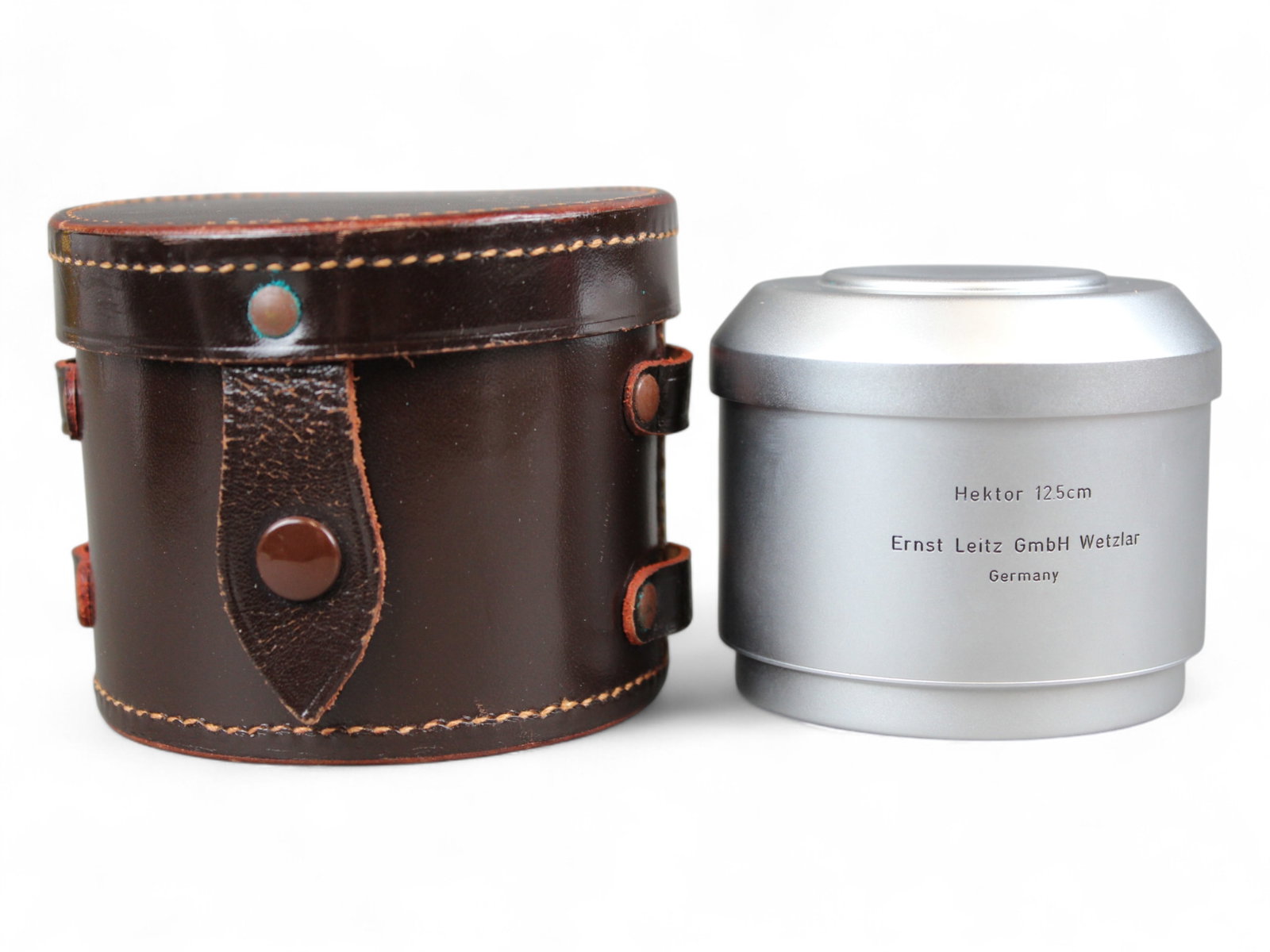 Leica Hektor 2.5/12.5 Lens in Leather Case: Leitz Hektor 2.5/12.5 lens in metal case and leather case.. Serial number 1650122.. From single owner, lifetime Leica and photographica collection.