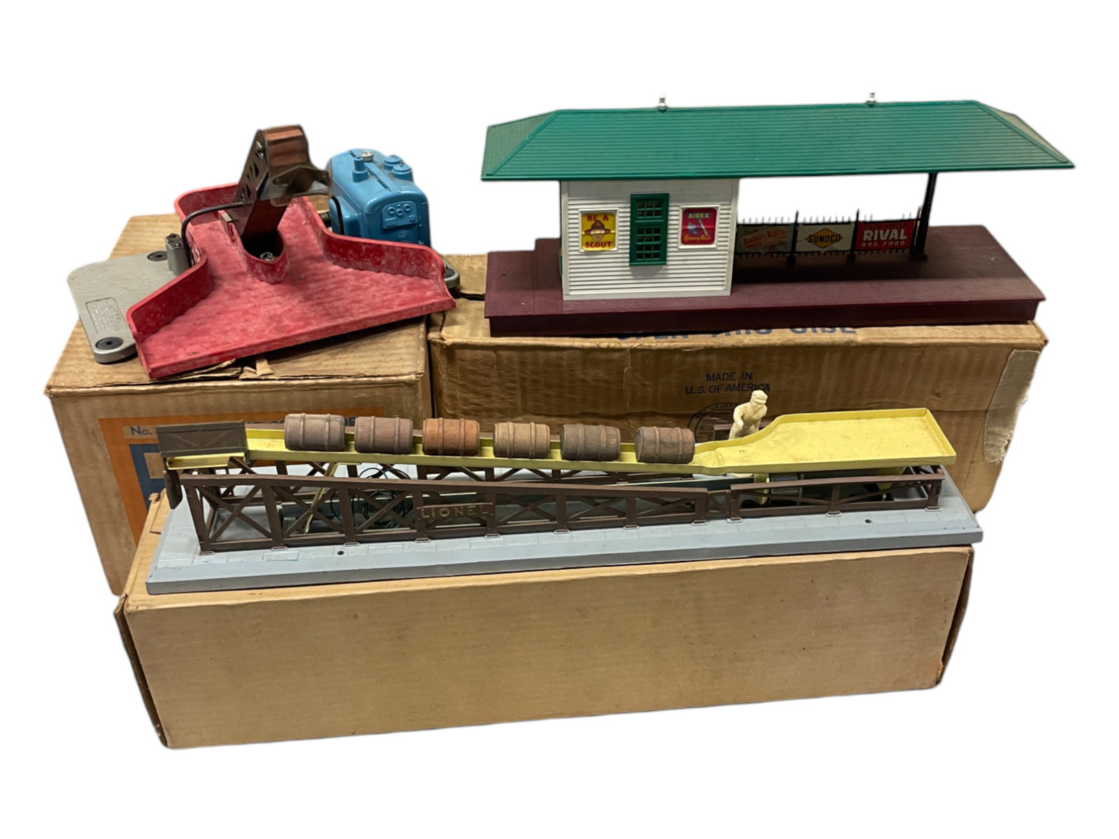 3 Boxed Lionel Accessories (1 of 6)