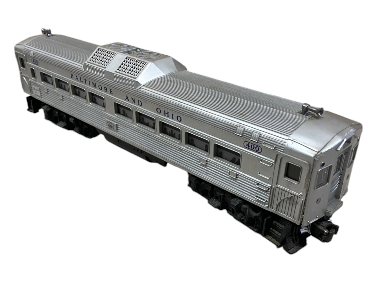 Lionel 400 RDC1 BUDD Powered Coach: It has nice silver and lettering, though would benefit from a light cleaning. It shows light run time with clean battery box(as seen from outside).