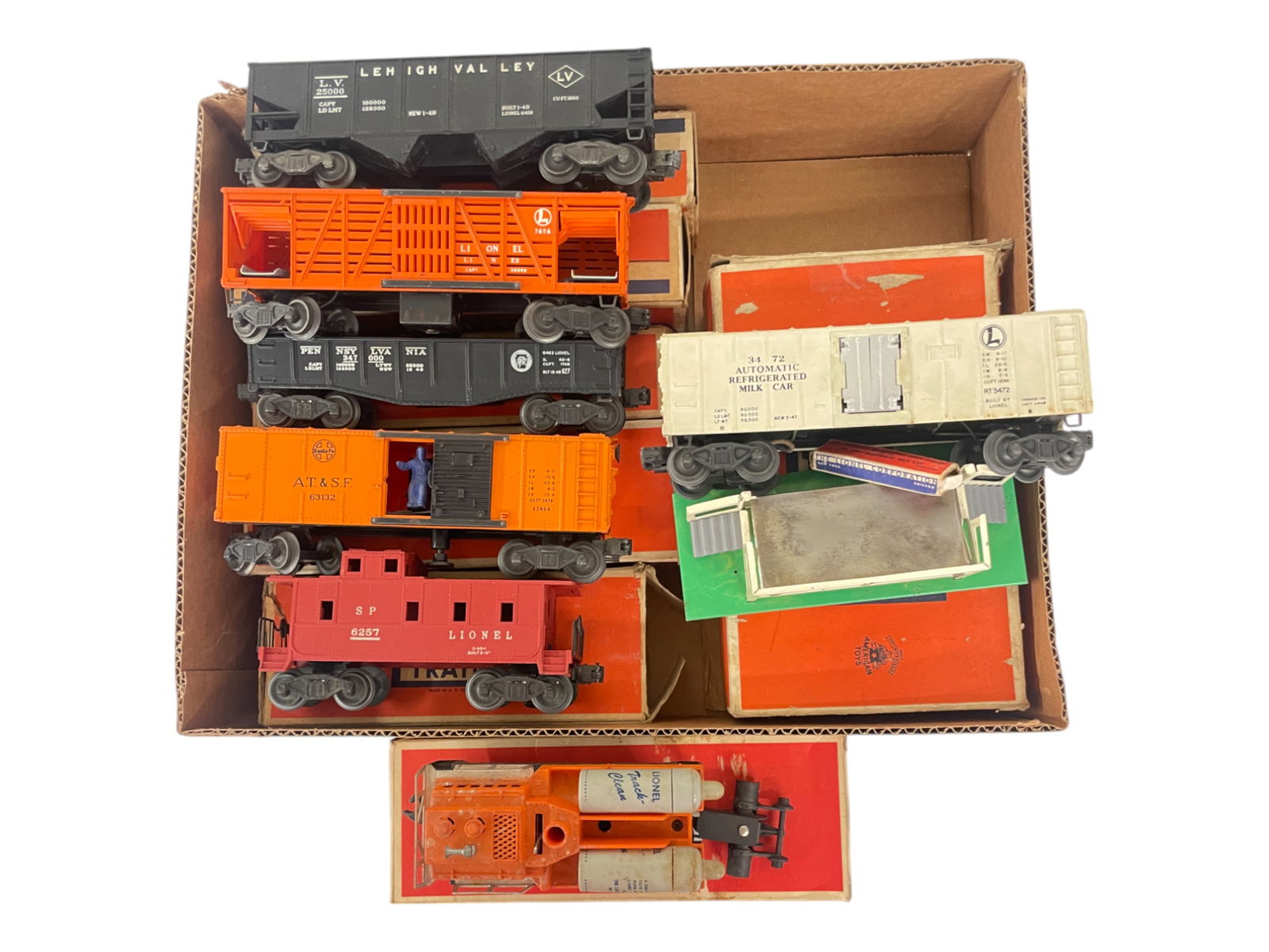 7 Boxed Lionel Freight Cars (1 of 5)