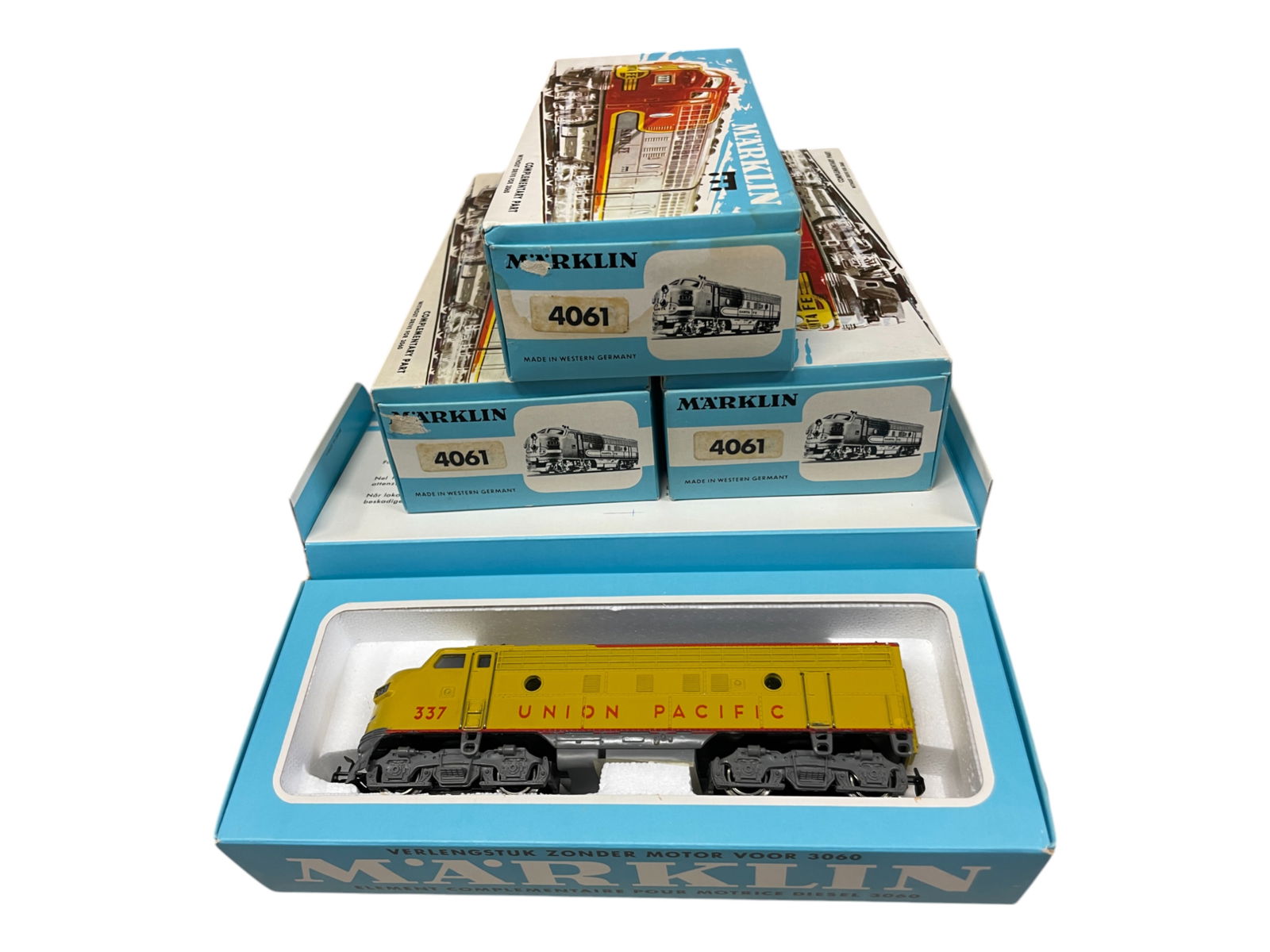 4 MINT Vintage Marklin HO 4061 UP Dummy: Nice F7a American Outline diesel NON-powered units. They are factory new in boxes.