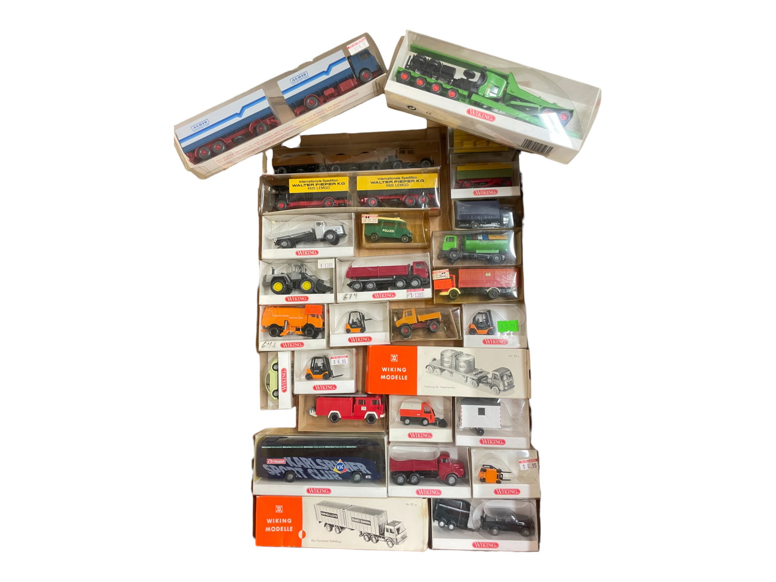 28 Boxed Wiking HO Vehicles (1 of 3)