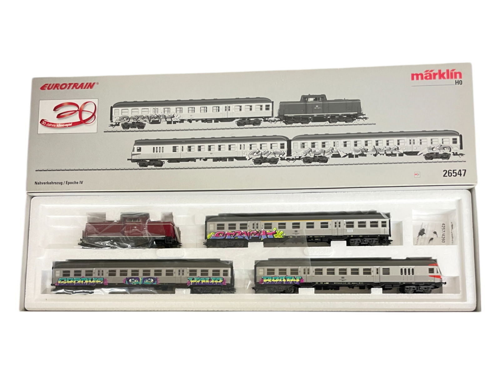 Marklin Digital HO 26547 DB Diesel Commuter: HO Gauge. Includes a Bauereihe 211 V100 Diesel with mfx control and 3 grafitti commuter cars. All appear new in set box.