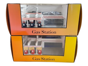 2 MTH RailKing Operating Gas Stations