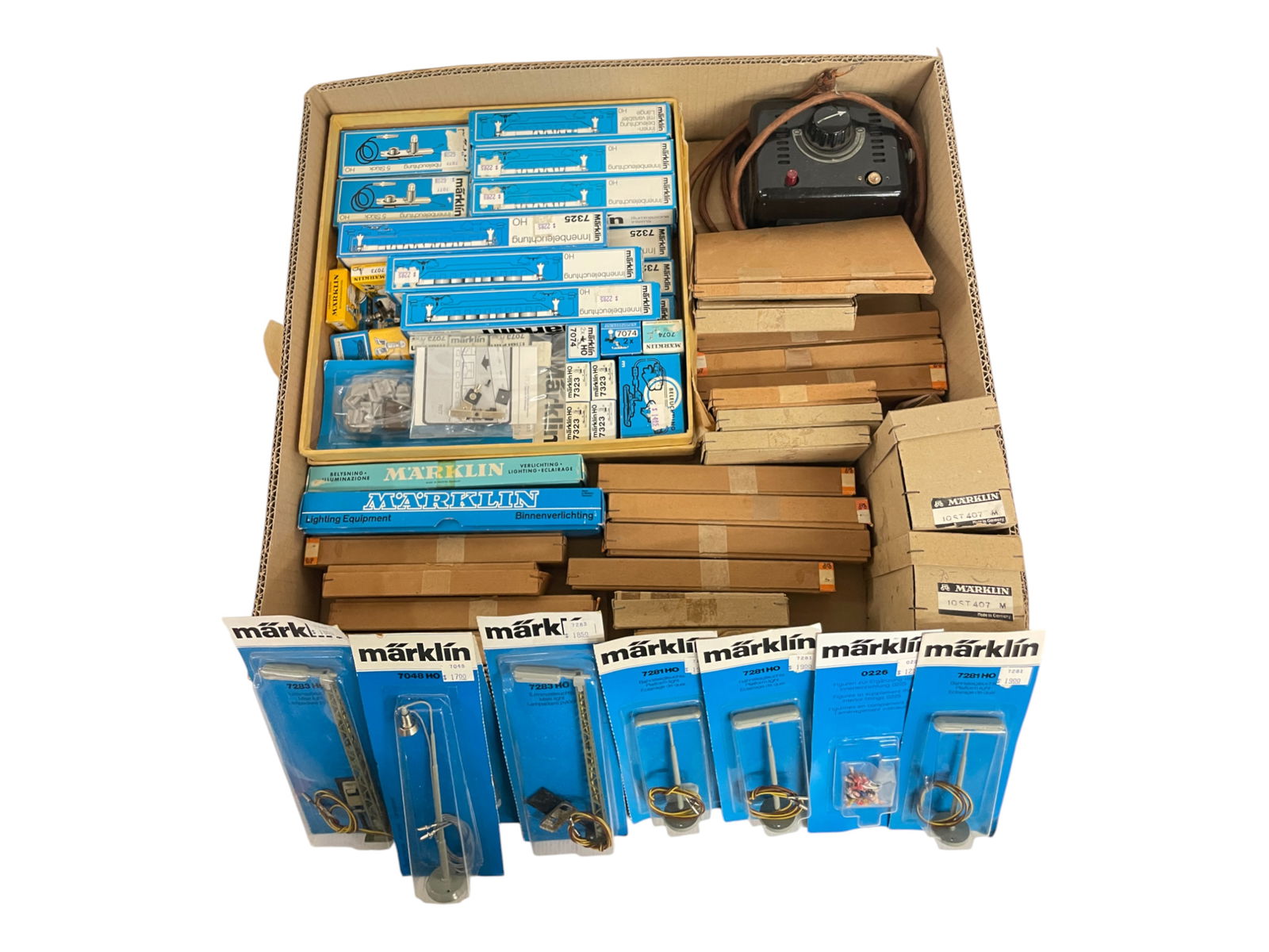 Large Lot Marklin HO Catenary & Lighting: Most of the early boxes are catenary poles and the like, later boxes mostly interior lighting kits for passenger cars of assorted sizes, plus several sealed lampposts. View photos for exact lotcontent