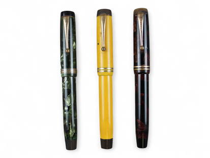 (3) Parker Duofold Fountain Pens Inc. Mandarin: 3 Parker Duofold Streamline fountain pens including Mandarin, Burgundy & Black, and Green Pearl, . Unrestored.