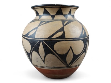 Large Santo Domingo Black on Cream Pueblo Pot