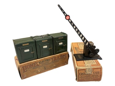 Boxed Lionel 205 & 077 Accessories