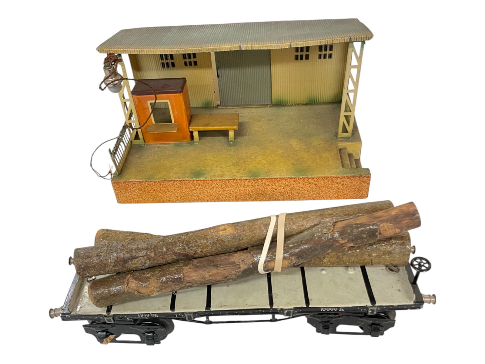 2pc German Trains Group: 1 Gauge. Includes a Marklin 1953/1 Hand-Painted flat with original loads, missing stakes; Kibri Freight/Passenger Station. They show moderate play wear.
