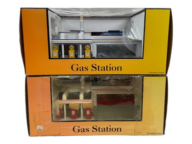 2 MTH RailKing Operating Gas Stations