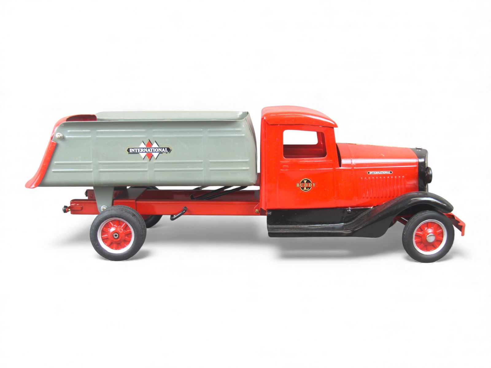 Custom Buddy L International Express Dump Truck: Modern Production, painted pressed steel. 24" long. Missing 1 rear axle wheel screw. It shows light handling. Shipping: Weiss Auctions offers full-service, in-house shipping for nearly all items in th